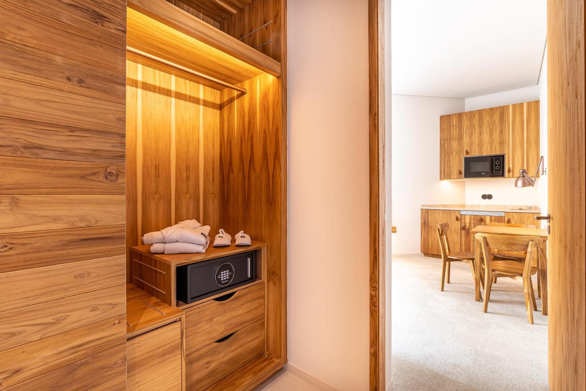 3HB Faro Hotel Bilik gambar A safe in a hotel room