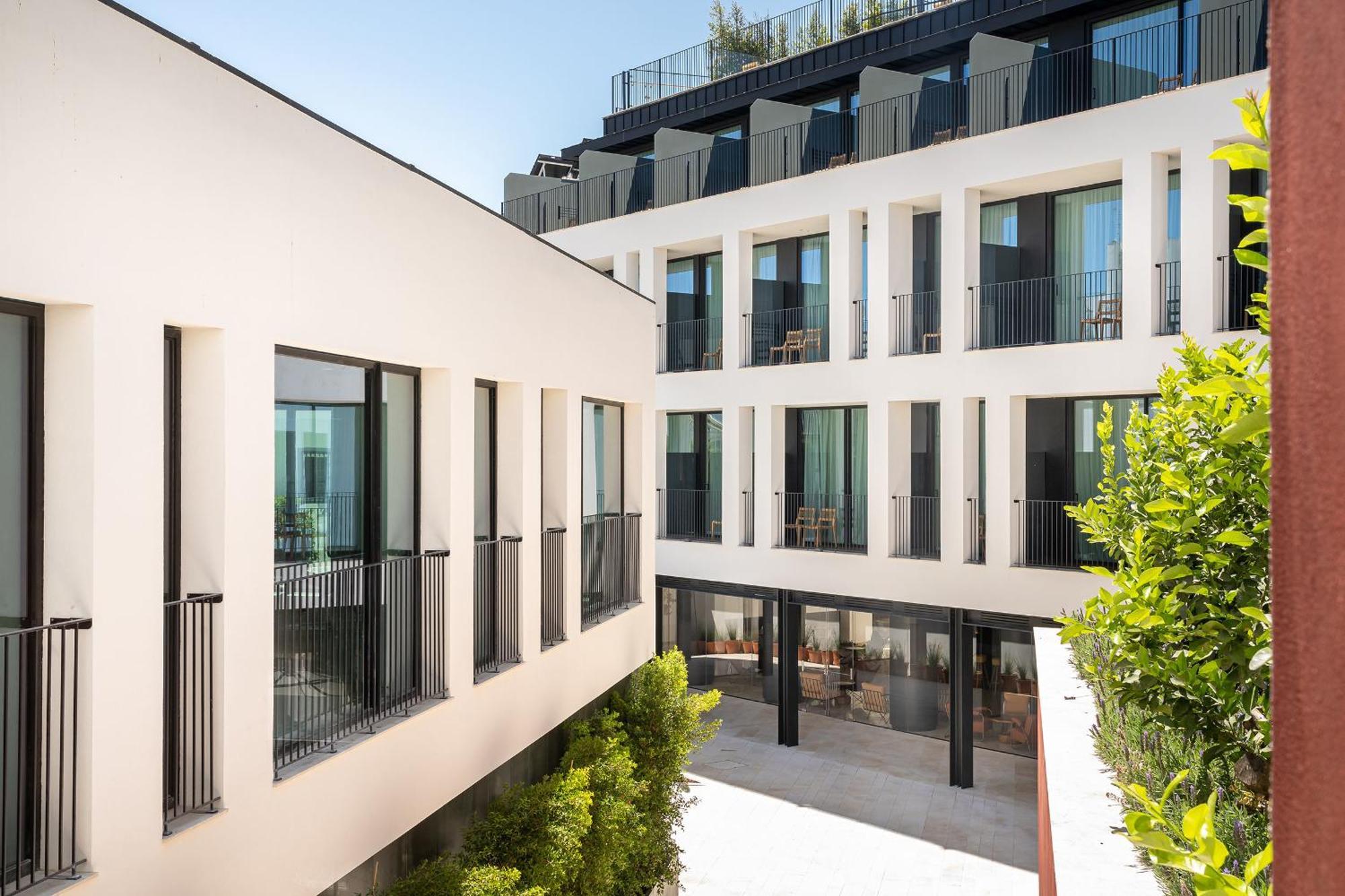 3HB Faro Hotel Luaran gambar The courtyard at the new residence hall